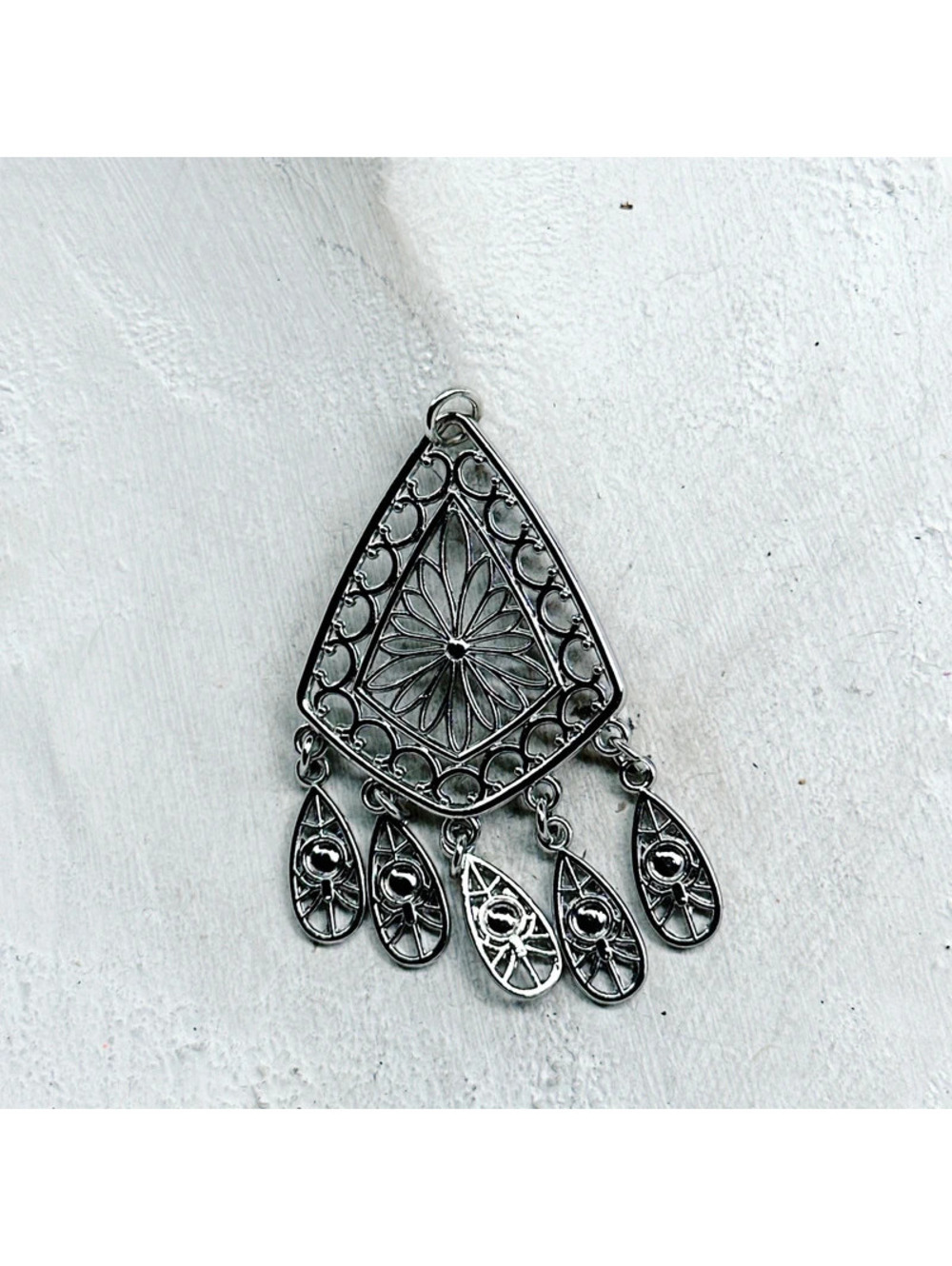 2526mc. Silvertone Pendant Filigree